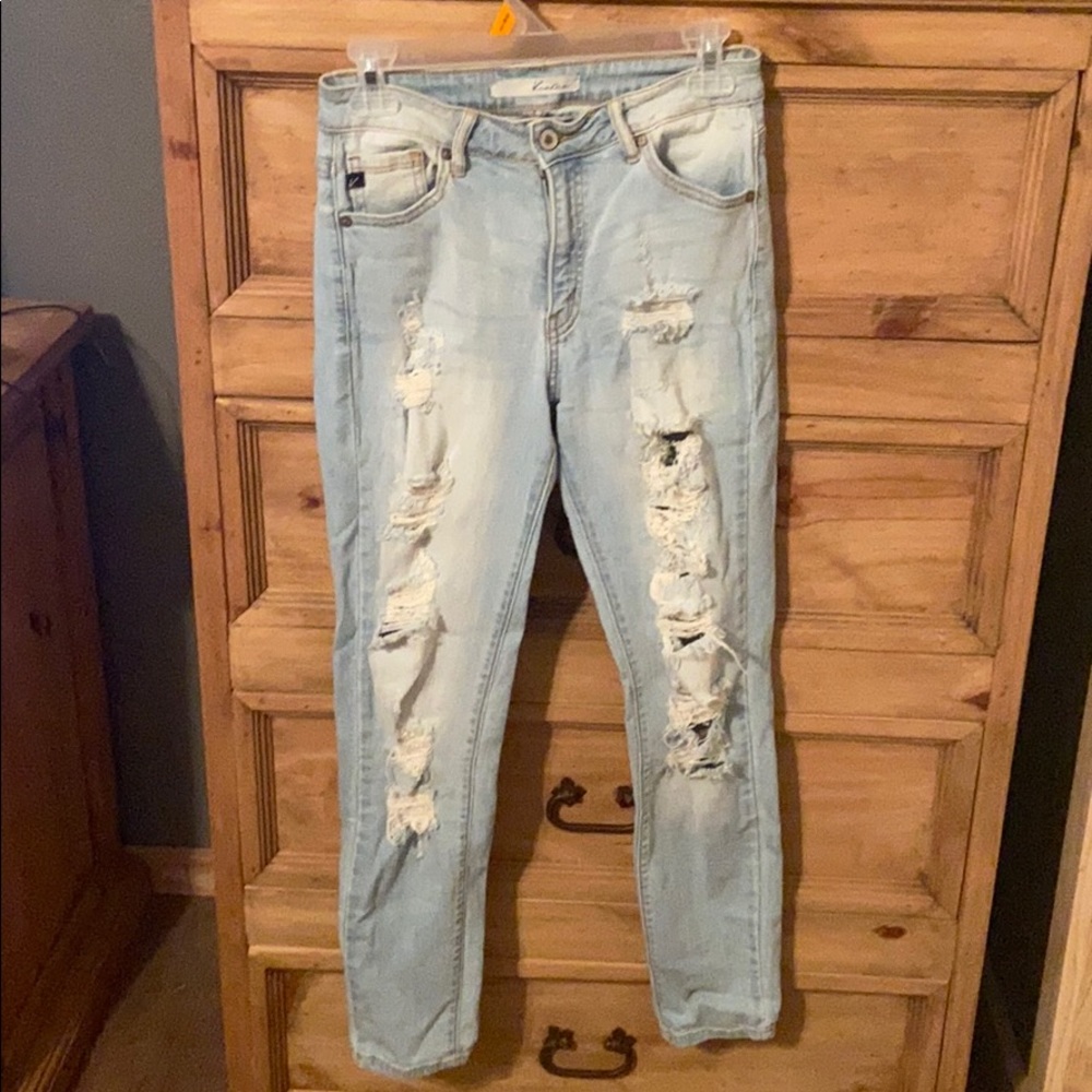 Light wash distressed kancan jeans